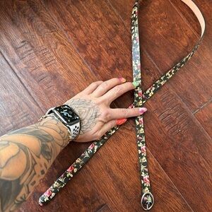 Ellen Tracy moody floral thin belt blk & floral color silver tone round buckle